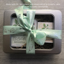 Charger l'image dans la galerie, Boite cadeau métal à fenêtre et ruban vide à composer - 3 formats