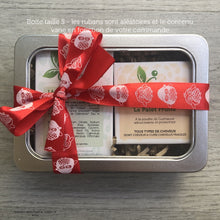 Charger l'image dans la galerie, Boite cadeau métal à fenêtre et ruban vide à composer - 3 formats