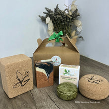 Charger l'image dans la galerie, Coffret cadeau 1Savon+1shampoing+2 écrins en liège savon et shampoing